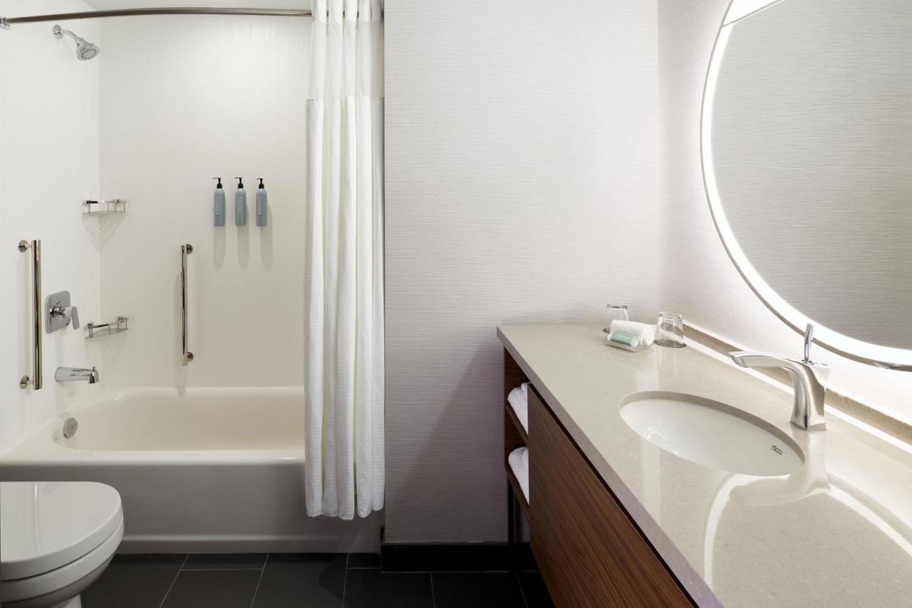 فندق Courtyard Montreal Midtown المظهر الخارجي الصورة