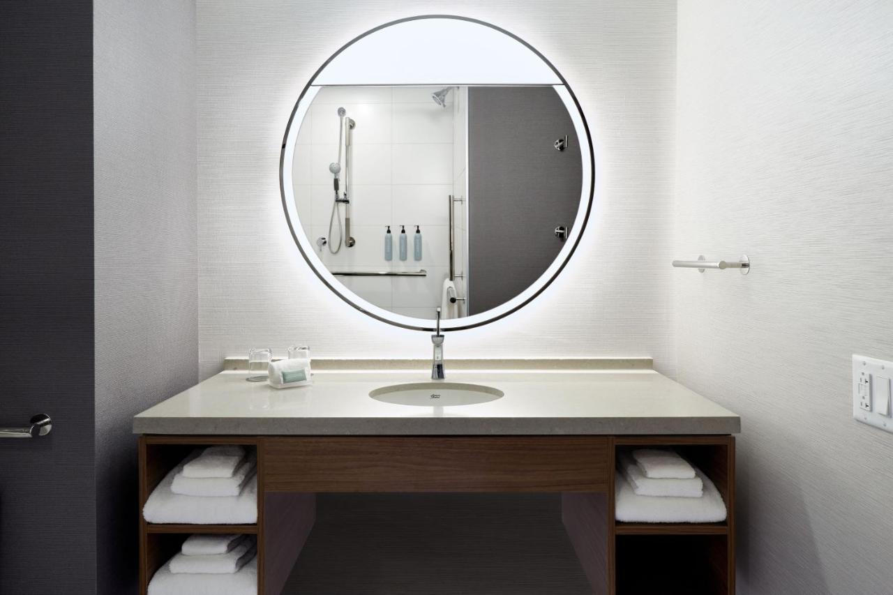فندق Courtyard Montreal Midtown المظهر الخارجي الصورة